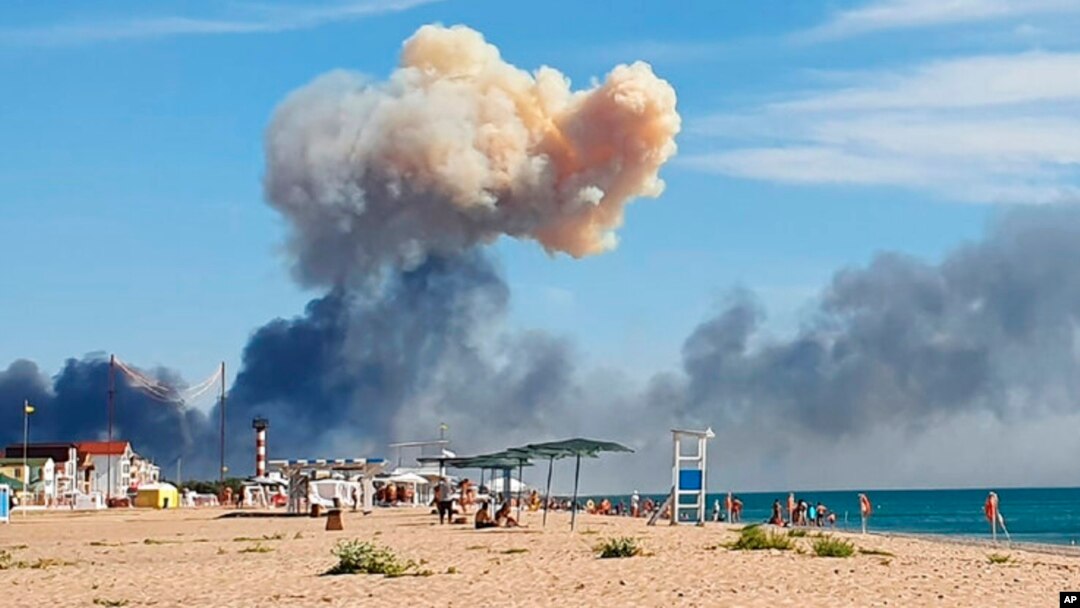 Dim koji se uzidže vidi se sa plaže na Sakiju, nakon eksplozije koja se čula iz pravca ruske vojne vazduhoplovne baze nedaleko od Novofedorvika, Krim, Ukrajina, 9. avgusta 2022.