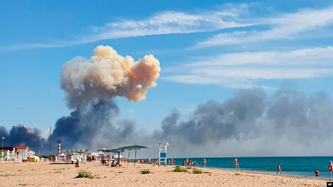 Dim koji se uzidže vidi se sa plaže na Sakiju, nakon eksplozije koja se čula iz pravca ruske vojne vazduhoplovne baze nedaleko od Novofedorvika, Krim, Ukrajina,9. avgusta 2022.