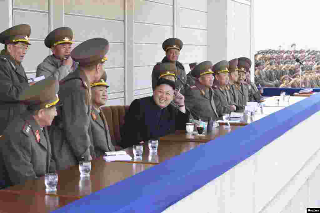 Lãnh đạo Bắc Triều Tiên Kim Jong Un tham dự một cuộc thi bắn súng tại Đại học Hải quân Kim Jong Suk.