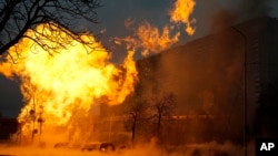 در پی حملات هوایی روسیه، پایتخت اوکراین در آتش و دود فرو رفته است. کی‌یف، ۱۲ دی. آسوشیتدپرس