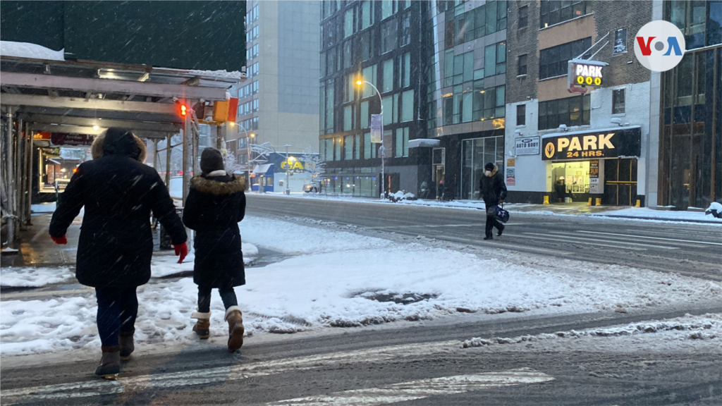 La acumulación de nieve este jueves en NY dificulta el traslado de las personas que caminan por las calles para llegar a sus trabajos y otros sitios.