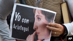A supporter of fired journalist Carmen Aristegui holds a sign that reads in Spanish: "I'm with Aristegui" in Mexico City, March 19, 2015.