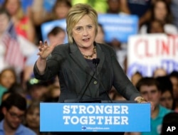 ຜູ້ສະໝັກປະທານາທິບໍດີສັງກັດພັກ Democratic ທ່ານນາງ Hillary Clinton ກ່າວຄຳປາໄສໃນ Raleigh, N.C., 22 ມິຖຸນາ, 2016.