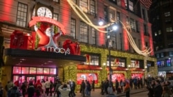 Toko serba ada Macy’s di New York mendandani etalasenya untuk menarik pengunjung pada musim liburan Natal dan Tahun Baru. 