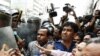 Cảnh sát đánh đập người biểu tình ở Bangladesh