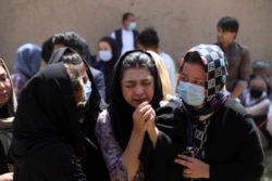 Warga Hazara Afghanistan menghadiri pemakaman Mina Khiari, yang tewas dalam pemboman pekan lalu, di Kabul, Afghanistan, Sabtu, 5 Juni 2021. (AP)