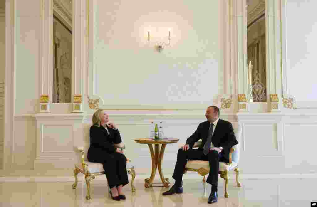 Azerbaijan's President Ilham Aliyev (R) chats with U.S. Secretary of State Hillary Clinton at the presidential Zagulba residence in Baku June 6, 2012. REUTERS/Saul Loeb/Pool (AZERBAIJAN - Tags: POLITICS)