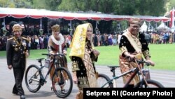 Ketua DPD Oesman Sapta Odang dengan Sepeda Hadiah dari Presiden Jokowi Diikuti oleh Istri Kapolri yang Juga Menerima Hadiah yang Sama (courtesy: Setpres R I)