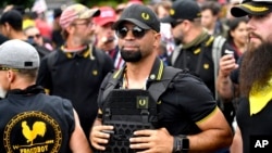 El entonces líder de los Proud Boys, Enrique Tarrio, participa en un mitin en Portland, Oregón, el 17 de agosto de 2019.