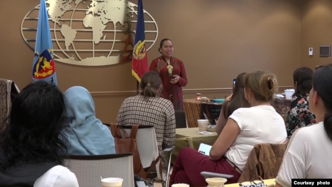 Ratna Cary, pengajar batik berpresentasi di hadapan para istri perwira militer di Washington, D.C. (dok: VOA)