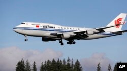 Le Boeing 747-400 d’Air China transportant le président chinois Xi Jinping, se prépare à atterrir à Boeing Field à Everett, Etat de Washington, 22 septembre 2015.