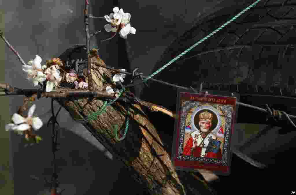 An Orthodox icon is displayed on barricades in front of a city parliament in Slovyansk, Ukraine, April 16, 2014. 