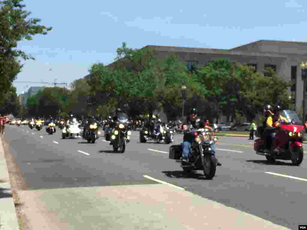 میموریل ڈے کی سب سے بڑی تقریب ریٹائرڈ فوجیوں کا موٹر سائیکلوں کا جلوس ہوتا ہے۔