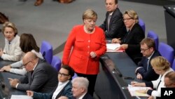 Arhiva - Nemačka premijerka Angela Merkel hoda između ministara i državnih sekretara tokom sednice parlamenta u nemačkom Bundestagu, u Nemačkoj, 27. septembra 2018.