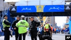Cảnh sát Boston đứng trên đường Boylston gần đích đến của cuộc đua marathon.