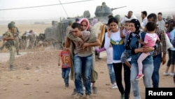 Syrian Kurds arrive in southeastern Turkey September 20, 2014.