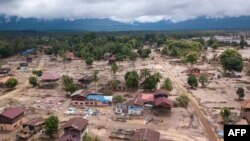 ບ້ານເຮືອນໄດ້ຮັບຄວາມເສຍຫາຍ ໃນເມືອງສະໜາມໄຊ, ແຂວງອັດຕະປື ຫຼັງຈາກເຂື່ອນເຊປຽນ-ເຊນໍ້ານ້ອຍແຕກ.