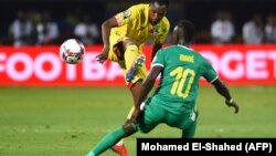 Seidou Baraze et Sadio Mano s'affrontent lors du match Bénin-Sénégal lors de la CAN-2019 le 10 juillet 2019.