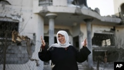 Người phụ nữ Palestine khóc trước căn nhà bị hư hại trong cuộc không kích của Israel ở Beit Hanoun, miền bắc Dải Gaza, 16/11/12