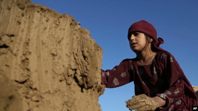 Hameda, 8 tahun, bekerja di pabrik bata di pinggiran Kota Kabul, Afghanistan, 19 Juni 2019.