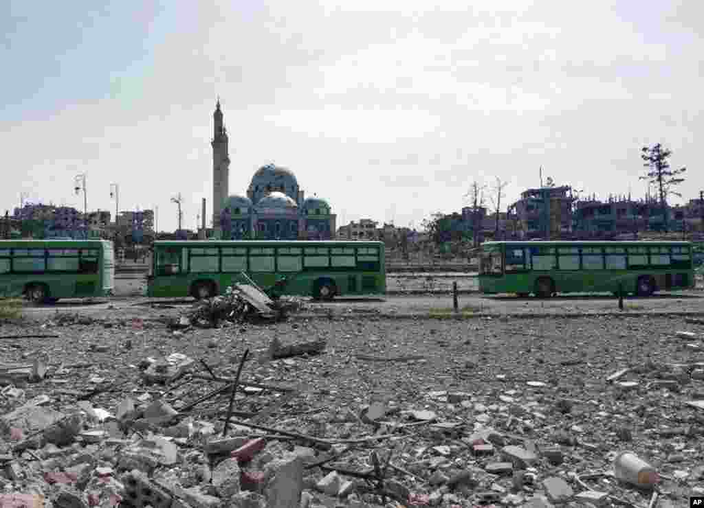 Hundreds of Syrian rebels leave Homs under a cease-fire deal with government forces, May 8, 2014. &nbsp;