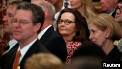 Kandidatkinja za direktorku Centralne obaveštajne agencije (COA), Gina Haspel (u centru), prisustvuje polaganju zakletve Majka Pompea u Stejt dipartmentu u Vašingtonu, 2. maja 2018.