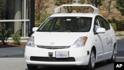 فرماندار کالیفرنیا با خودرو بدون سرنشین به دفتر شرکت گوگل می رود.