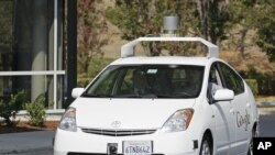 El gobernador de California, Jerry Brown hizo un recorrido al interior de uno de los autos inteligentes en la sede de Google.