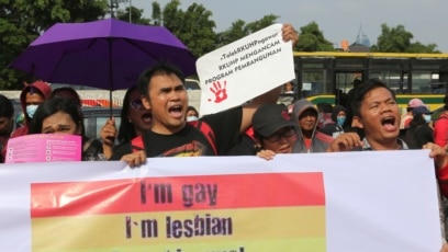 Yirtilgan dumbalar Maymun va qiz seks video