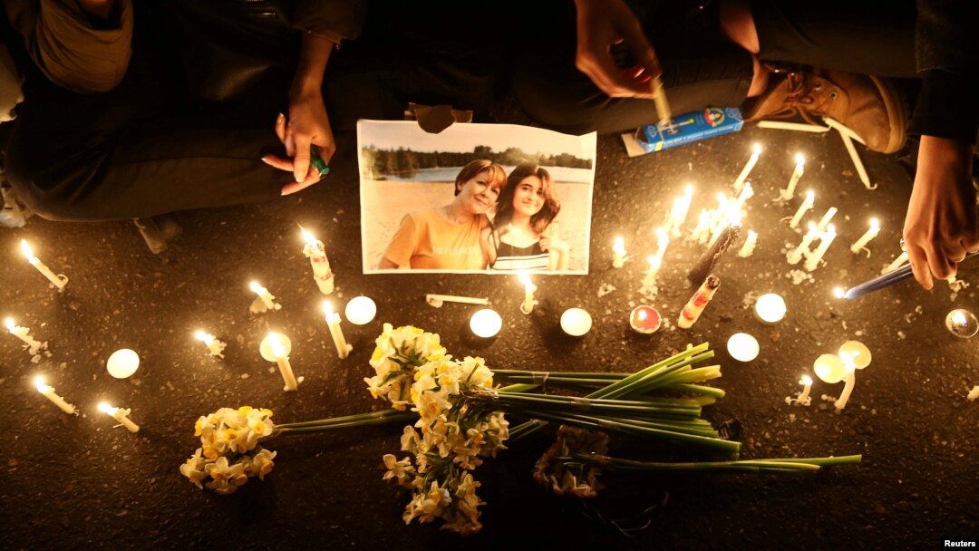 Warga dan kerabat korban kecelakaan pesawat Ukraina berkumpul untuk menunjukkan simpati mereka, di Teheran, 11 Januari 2020. (Foto: Reuters)