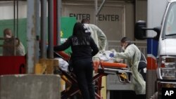 Enfermeros en Nueva York están suplicando más suministros médicos de protección, Tratan de atender a los pacientes, sin convertirse ellos mismos en enfermos.