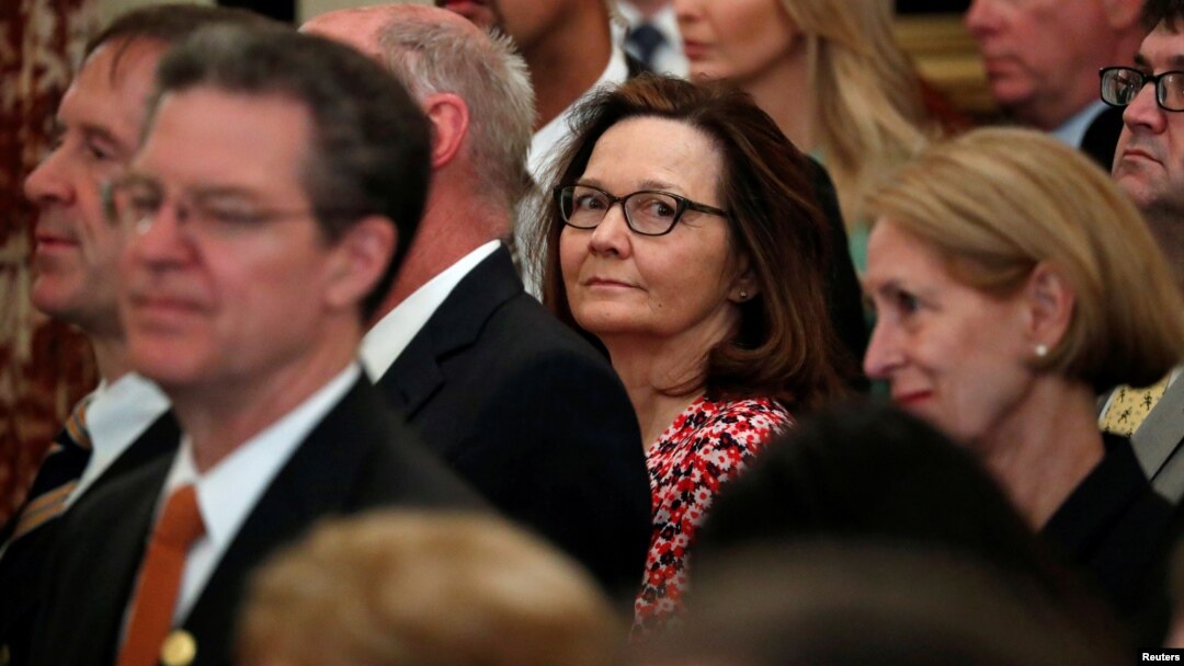 Kandidatkinja za direktorku Centralne obaveštajne agencije (COA), Gina Haspel (u centru), prisustvuje polaganju zakletve Majka Pompea u Stejt dipartmentu u Vašingtonu, 2. maja 2018.
