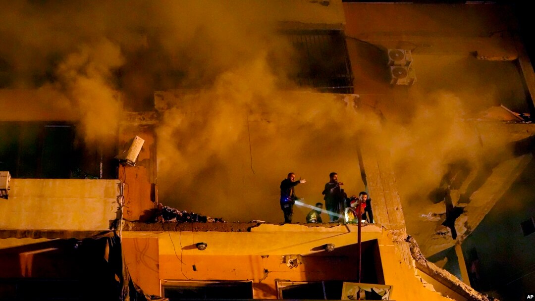 Petugas memadamkan kobaran api pasca ledakan di Beirut hari Selasa (2/1) yang menewaskan Saleh Arouri, seorang pejabat tinggi kelompok militan Hamas. 