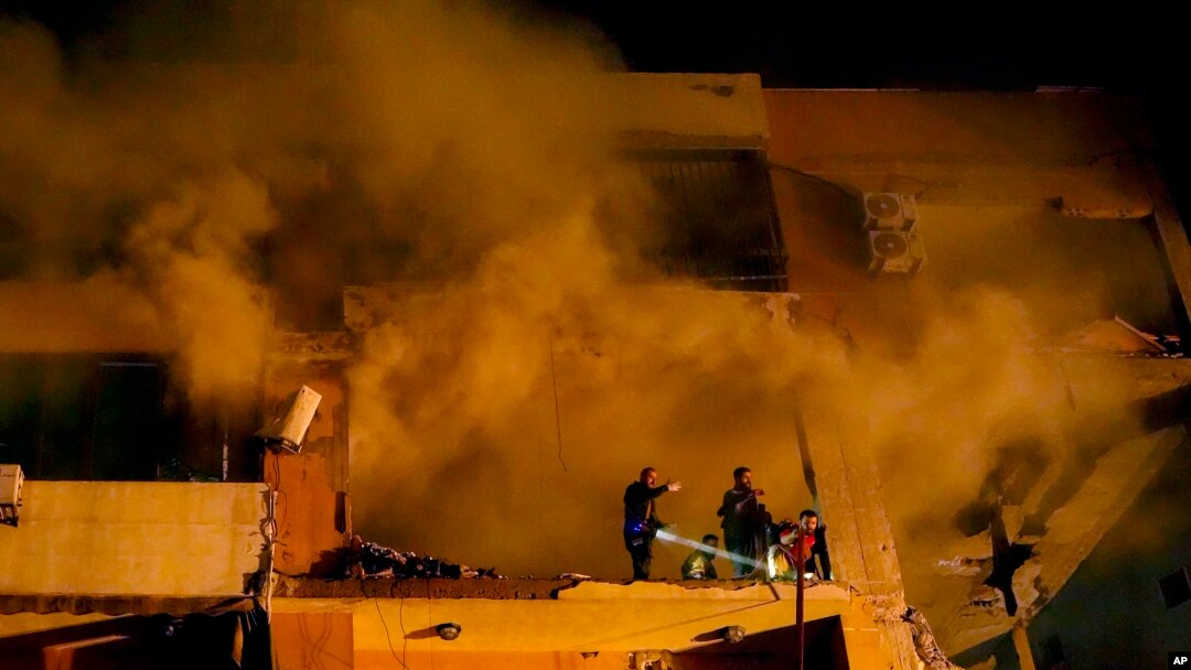 Asap mengepul dari sebuah gedung apartemen di Beirut, Lebanon, pada 2 Januari 2024, setelah ledakan terjadi dalam serangan yang menewaskan pemimpin senior Hamas Saleh Arouri. (Foto: AP/Bilal Hussein)