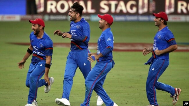 سرور بازیکنان تیم ملی کرکت افغانستان پس از آخرین بال بازی که به خارج شدن بازیکن تیم هند انجامید.