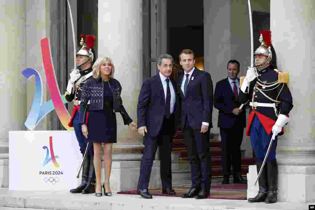 حضور امانوئل ماکرون رئیس جمهوری فرانسه به همراه همسرش و نیکلا سارکوزی، رئیس جمهوری پیشین فرانسه در جشن انتخاب فرانسه بعنوان میزبان بازیهای المپیک ۲۰۲۴. این جشن در کاخ الیزه برگزار شد.
