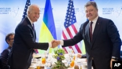 Vice President Joe Biden shakes hands with Ukrainian President Petro Poroshenko during a meeting at the Nuclear Security Summit in Washington, March 31, 2016.