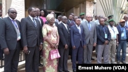 Une photo de famille des participants au Forum à Bukavu, le 14 septembre 2018. (VOA/Ernest Muhero)