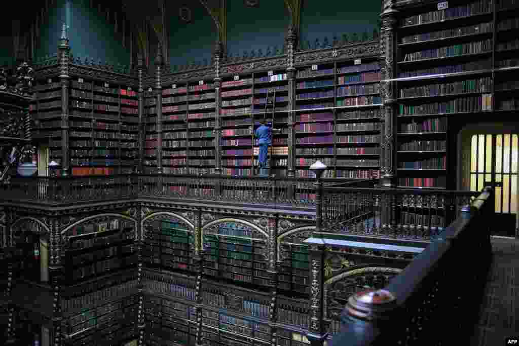 نمایی داخلی از یک کتابخانه و انستیتوی فرهنگی در ریودوژانیرو، برزیل
