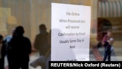 Les personnes qui ont perdu leur emploi à cause du coronavirus attendent en rang pour déposer une demande de chômage au Workforce Center, à Fort Smith, Arkansas, États-Unis, le 6 avril 2020. REUTERS / Nick Oxford