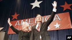 جورج هربرت واکر بوش و همسرش، باربارا بوش. ۸ نوامبر ۱۹۸۸. هوستون، تگزاس.