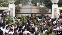 Gia đình của các tù nhân Miến Ðiện chờ đợi trước cửa nhà tù khét tiếng Insein tại Yangon.