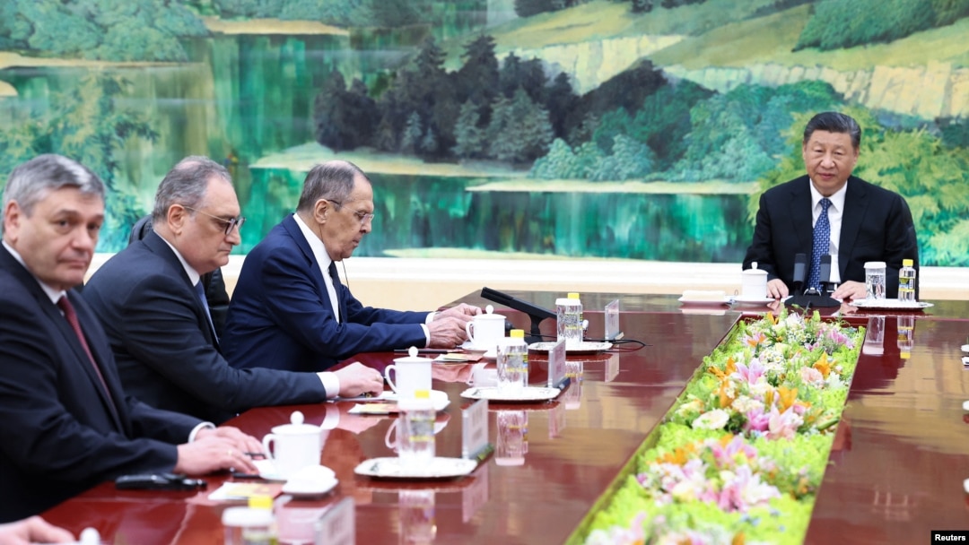 Ruski ministar spoljnih poslova Sergej Lavrov (L) sa kineskim predsednikom Ši Đinpingom (D) tokom susreta (Russian Foreign Ministry/Handout via REUTERS)