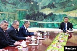 ประธานาธิบดีจีน สี จิ้นผิง ประชุมร่วมกับ เซอร์เก ลาฟรอฟ รัฐมนตรีว่าการกระทรวงการต่างประเทศรัสเซีย ที่กรุงปักกิ่ง ในวันอังคารที่ 9 เมษายน 2024 (ภาพจากกระทรวงการต่างประเทศรัสเซีย / รอยเตอร์)