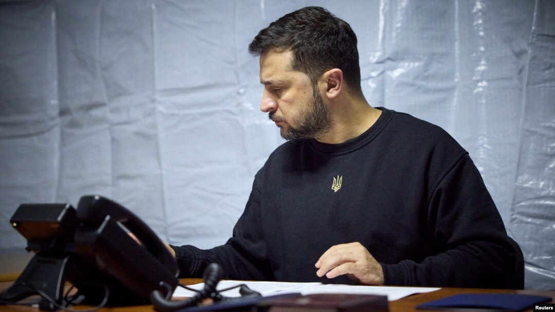 „Сега сите треба да размислуваат за одбрана на нашата земја. Треба да се собереме заедно, да избегнеме расклопување и разделување на спорови или други приоритети“, рече тој