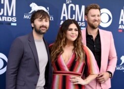 Da esquerda para a direita Dave Haywood, Hillary Scott e Charles Kelley, o trio Lady Antebellum, que agora é Lady A