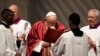 Paus Fransiskus menghadiri Misa Jumat Agung di Basilika Santo Petrus, Vatikan, Jumat sore, 7 April 2023. (Foto: Andrew Medichini/AP Photo)