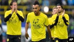 Pierre-Emerick Aubameyang de Dortmund porte un t-shirt sur lequel il est mentionné "Beaucoup de force - nous sommes avec vous" pour son coéquipier, Marc Bartra, le 12 avril 2017.