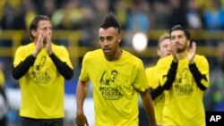 Pierre-Emerick Aubameyang de Dortmund porte un t-shirt sur lequel il est mentionné "Beaucoup de force - nous sommes avec vous" pour son coéquipier, Marc Bartra, blessé le veille dans une explosion, avant le match de la Ligue des champions entre le Borussi