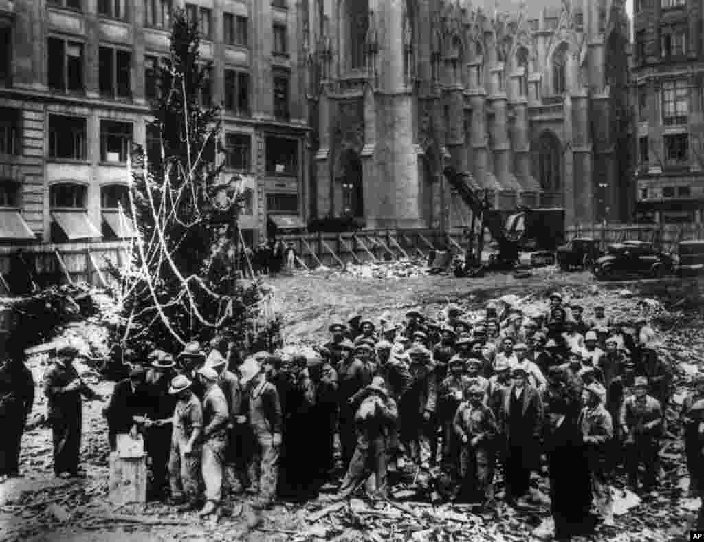 1931 рік. Будівельники стоять у черзі біля ялинки, щоб отримати зарплату.
